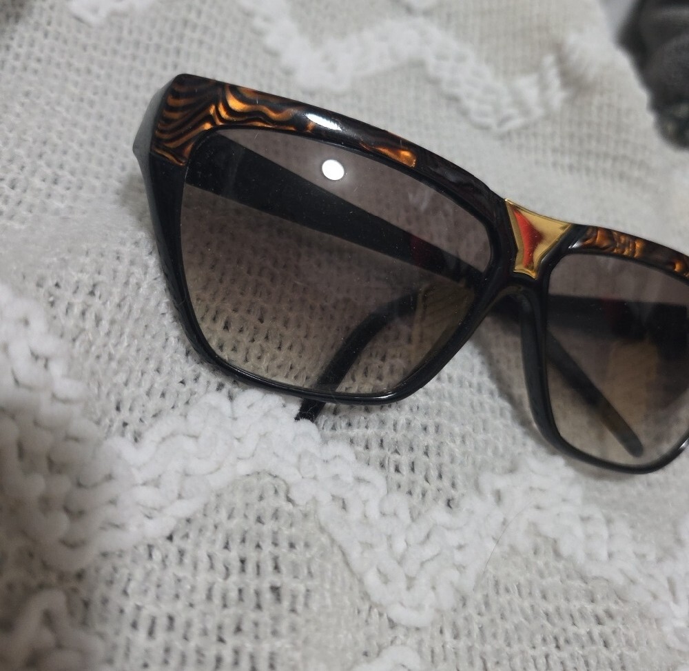 Vtg 80s Laura Biagiotti Tortoiseshell Sunglasses Gold Accent Italian Eyewear - Picture 2 of 7
